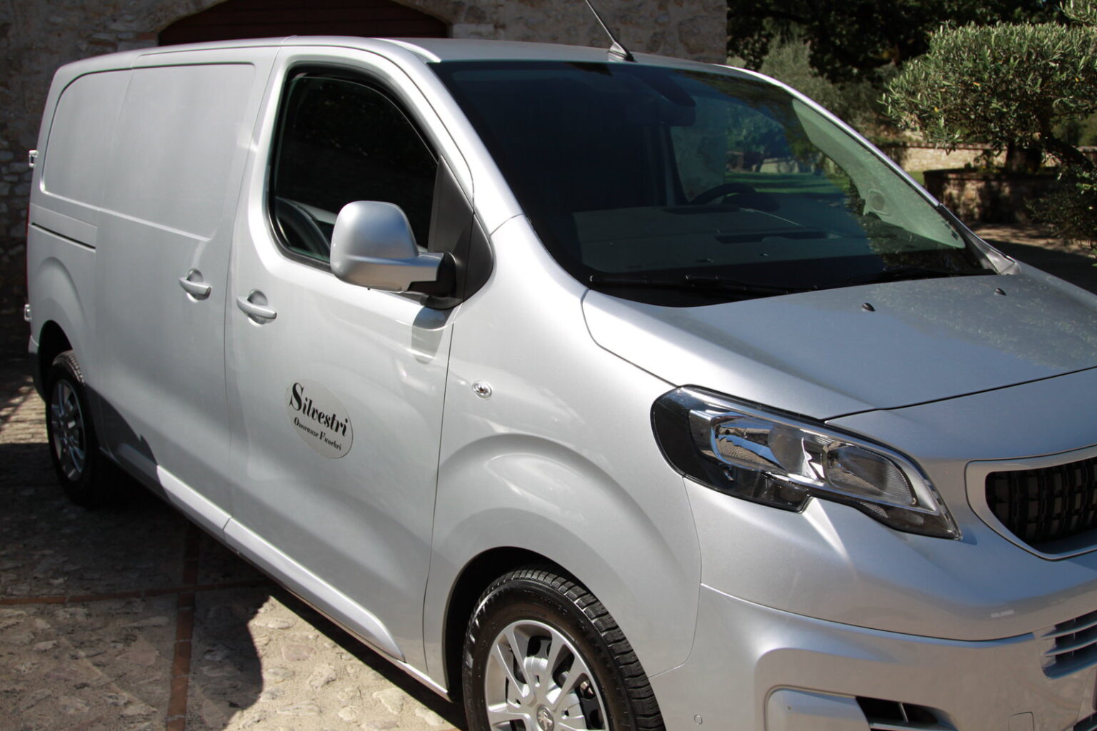 onoranze-funebri-silvestri-mezzi-funebri-5-1536x1024